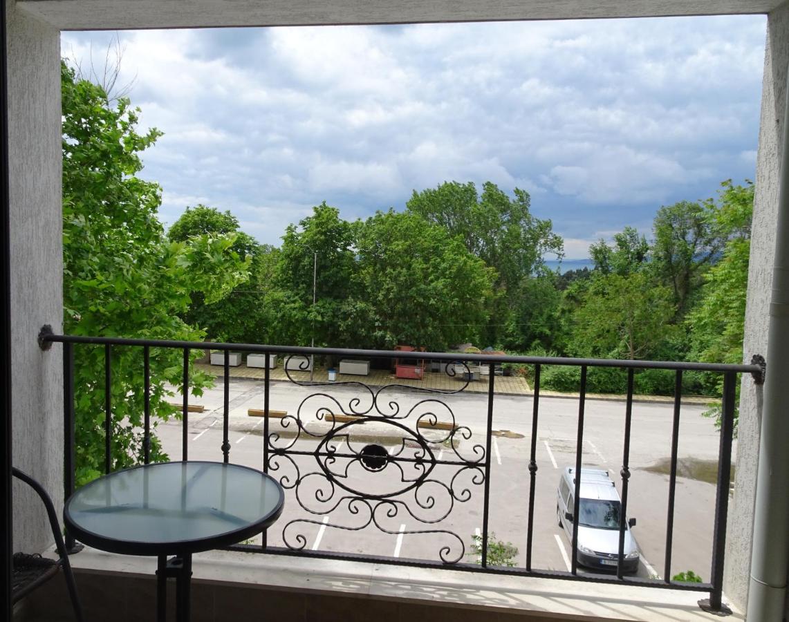 Private Apartments In White Rock Castle Baltschik Exterior foto